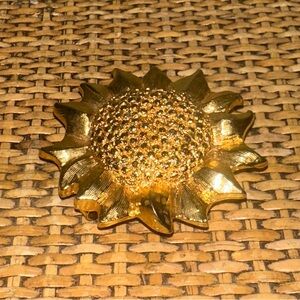 Vintage Dotty Smith Badge Gold Tone Flower Summer Grandma Glamorous Old Money